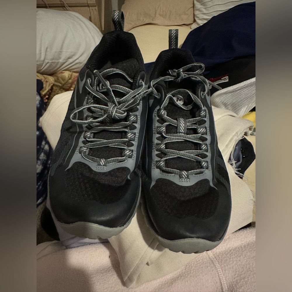 Shoes MERRELL used , size 7 great conditions